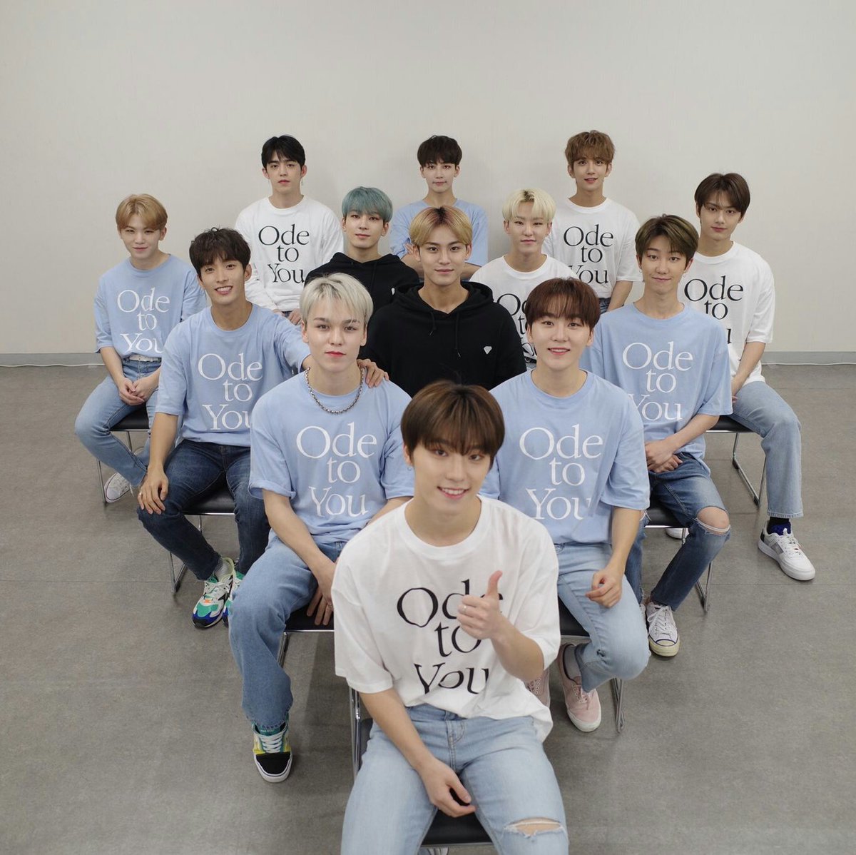 heyitswz's tweet photo. @starfess Foto ini masih bikin w amazed sih.. Bener2 bentuk diamond yg sempurna.. yg blm tau ini tuh mereka duduk berdasarkan line urutannya dari belakang 95 96 97 98 99 kek kok bisa pas??? Ini takdir sih sumpah https://t.co/JoJiiUrnPU