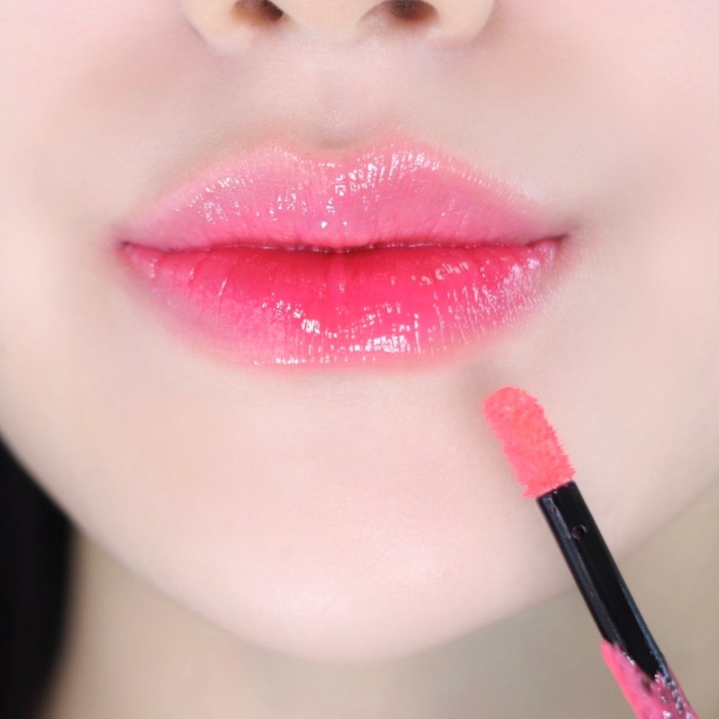 StyleShare_twt's tweet photo. #투쿨포스쿨 의 대표 쿨톤 아이템💄
체크 글로시 틴트 딩키핑크 컬러가
스쉐에서 단독으로 재출시했어요!
내 주변 쿨톤 트칭구들한테 추천하기 딱 좋음💗💄

쿨톤 인생템 보러가기👀
👉🏻https://t.co/gyMKkRL2O3 https://t.co/DRYgahsSz9