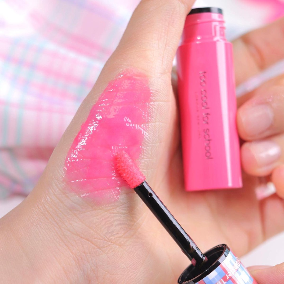 StyleShare_twt's tweet photo. #투쿨포스쿨 의 대표 쿨톤 아이템💄
체크 글로시 틴트 딩키핑크 컬러가
스쉐에서 단독으로 재출시했어요!
내 주변 쿨톤 트칭구들한테 추천하기 딱 좋음💗💄

쿨톤 인생템 보러가기👀
👉🏻https://t.co/gyMKkRL2O3 https://t.co/DRYgahsSz9