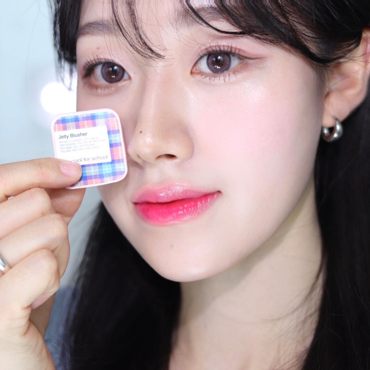 StyleShare_twt's tweet photo. #투쿨포스쿨 의 대표 쿨톤 아이템💄
체크 글로시 틴트 딩키핑크 컬러가
스쉐에서 단독으로 재출시했어요!
내 주변 쿨톤 트칭구들한테 추천하기 딱 좋음💗💄

쿨톤 인생템 보러가기👀
👉🏻https://t.co/gyMKkRL2O3 https://t.co/DRYgahsSz9