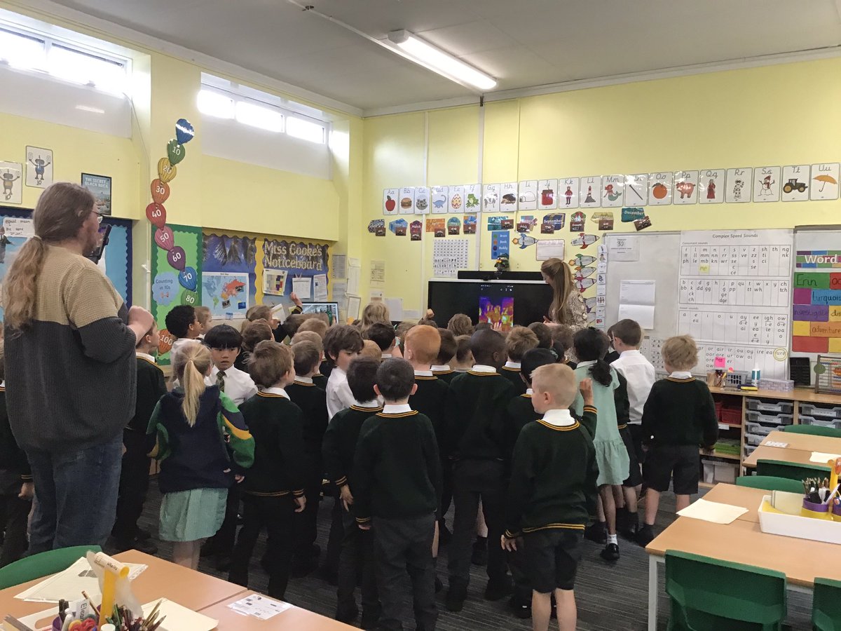 laceygreenpa's tweet image. Year 1 have been visited by an exciting scientist today. We learnt all about about infra-red cameras #LGPAScience