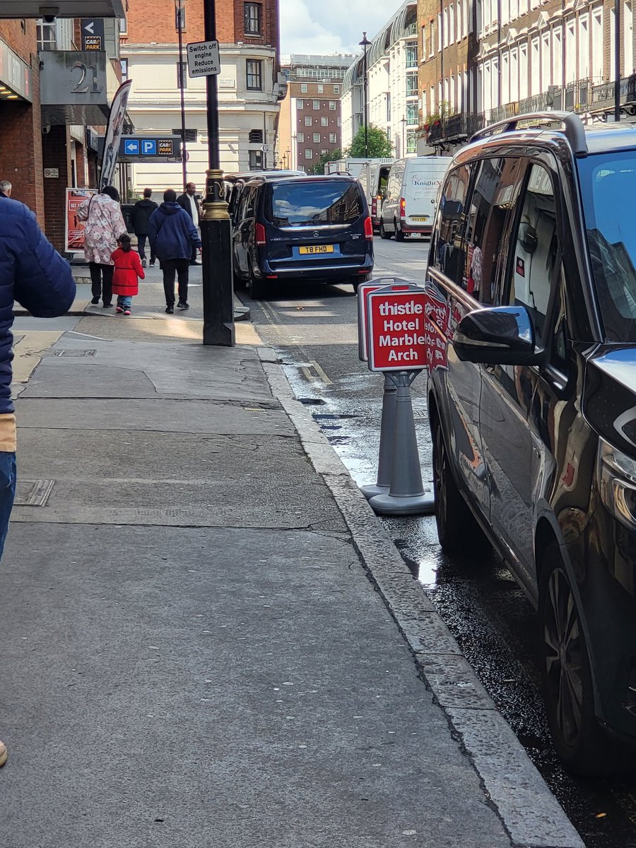 pdubbya2's tweet photo. @TfLTPH full street of illegal touts on bryanston street again. Nothing being done. https://t.co/mVLRRI0iKw