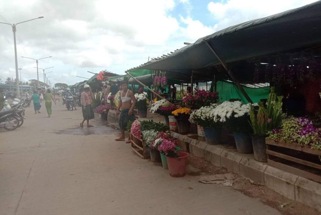Daw Nyint Hlaing, aged 60, a vendor, was shot dead by an unidentifiable group who wears supposed to be the subordinates of juntas, in a market of Dawei tsp this morning. #Chevron_StopSponsoringJunta #2022May24Coup #WhatsHappeningInMyanmar
