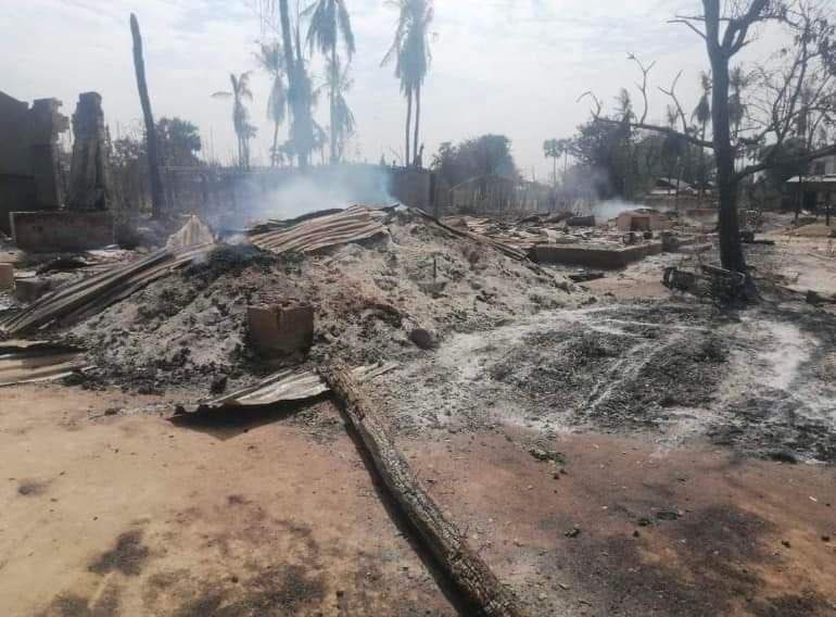 Military armed forces raided and burnt down about 40 civilian houses in Innpindayin village this morning and they have already set fire to 150 residential properties in Debayin tsp junta within 5 days. #2022May24Coup #WhatsHappeningInMyanmar