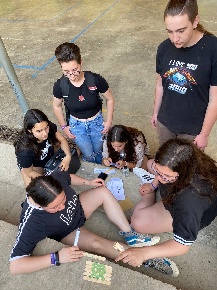 AnitsircCribot's tweet photo. Escape room a l'aire lliure amb 1TAPD.Una hora per resoldre enigmes en equip. Tot un repte! @INS_Pla_Marcell https://t.co/BAujzFwGxt