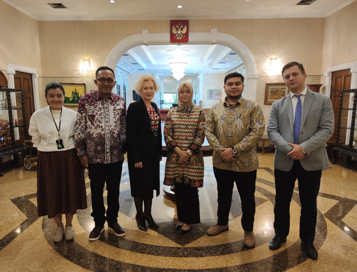 Having a great discussion with the Ambassador of the Russian Federation, Madam Lyudmila Georgievna Vorobyova.

On behalf of the Bungong Nanggroe Foundation, we talked a lot about increasing cooperation in the fields of education, people-to-people contact, and religion.