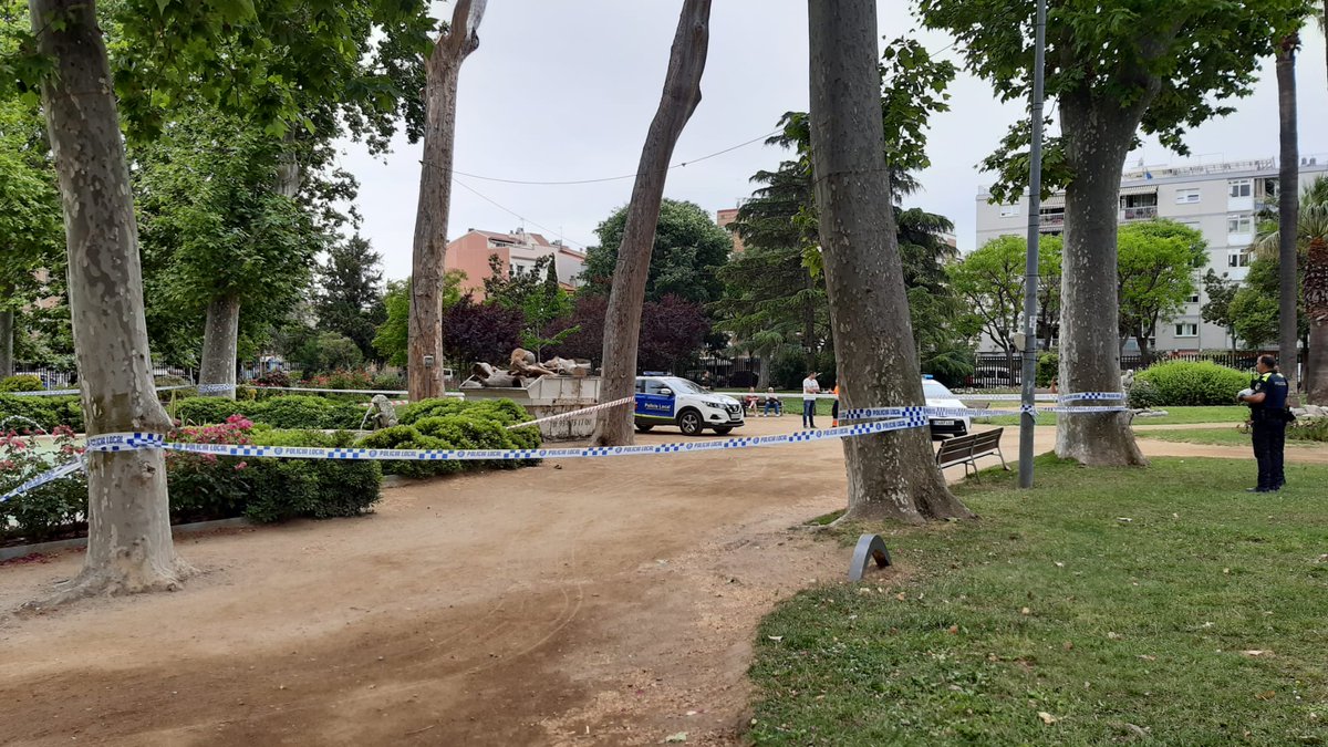 ajsantfeliu's tweet photo. 🐝 S'ha detectat un niu de vespa asiàtica als jardins del Palau Falguera.

🔜 El servei de medi ambient procedirà a la seva retirada.

🚫 Per garantir la seguretat, l'accés als jardins romandrà tancat fins que la situació estigui resolta. 

🙏 Disculpeu les molèsties.

#SantFeliu https://t.co/jVJYDBE9RW