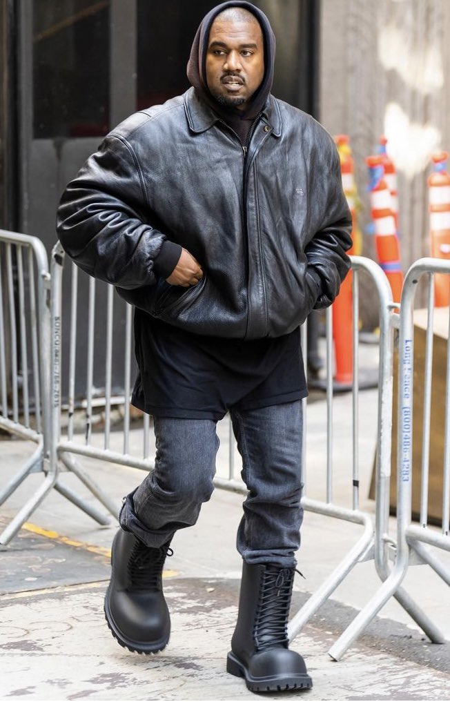 Hwn yn rhoi “helpu mam wagio siopa o car, a rhoi sgidia dad ymlaen gan bod nw wrth drws ffrynt” vibe