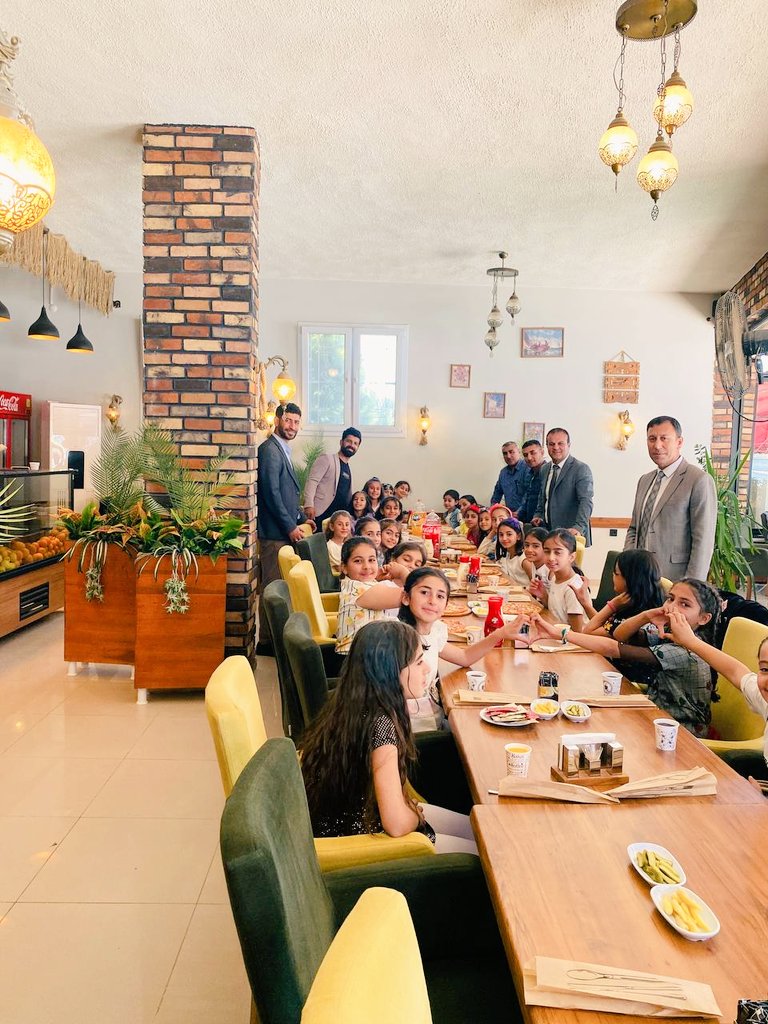 DargecitO's tweet photo. Oynadıkları halk oyunları ile hayran bırakan miniklere İlçe Milli Eğitim Müdürümüz Sayın @klcengiz pizza ısmarladı.Kendisine teşekkür ediyoruz.

@mardinilmem 
@DargecitGovTr 
@Dargecit_MEM 
@OzbayOmer
@klcengiz 
@ResitMusaoglu 
@sukruarslan34 
@akar8590 
@DargecitSakarya https://t.co/RPm1UzddhM