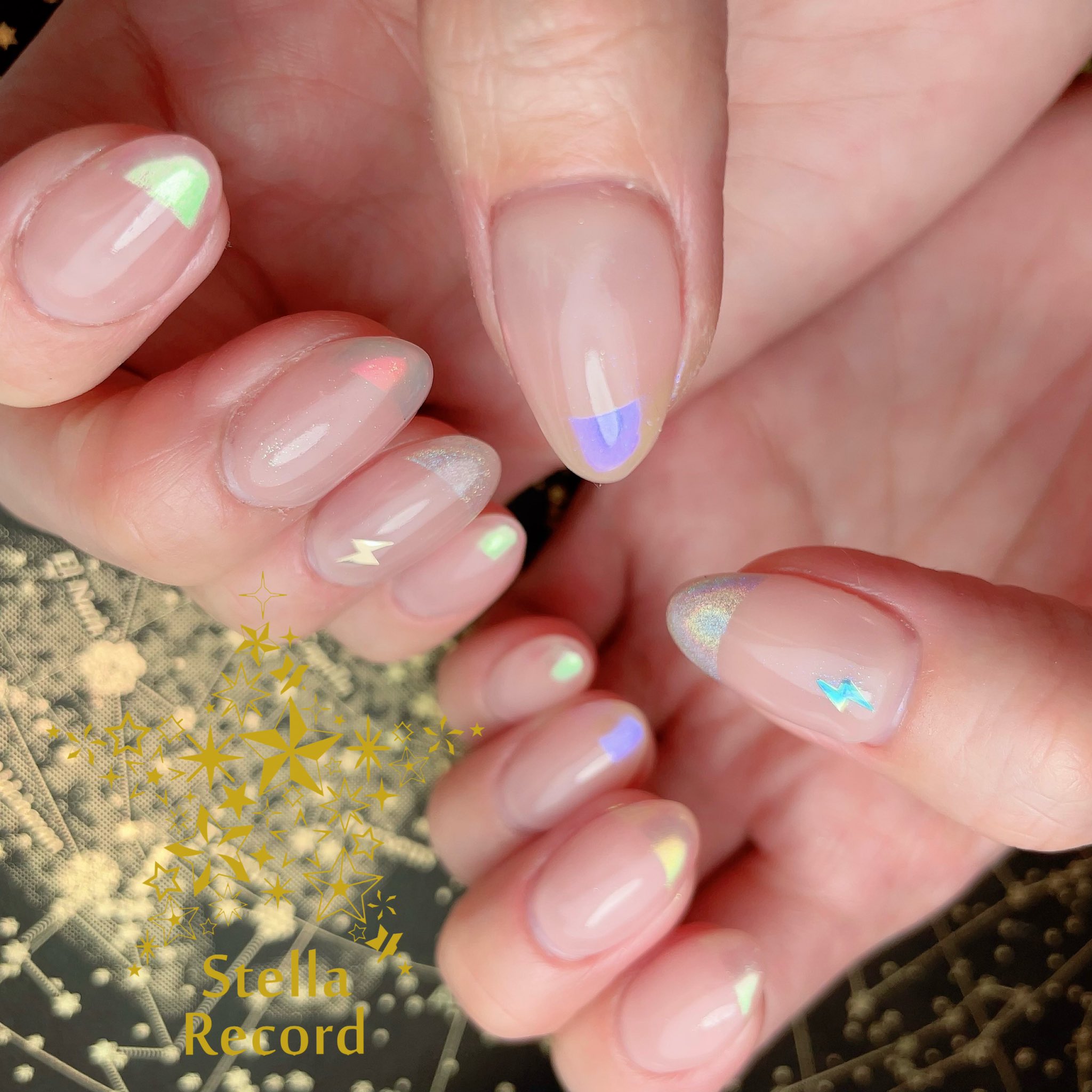 Nail Salon Stella Record モチーフネイル Swit H グッズのオーロライメージからユニコーンパウダーとユニットカラー 黄緑 とキャラクターカラー 赤青黄 に光るドリームパウダーでフレンチネイル にした指先だけキラキラなめっちゃシンプルだけど大人可愛い