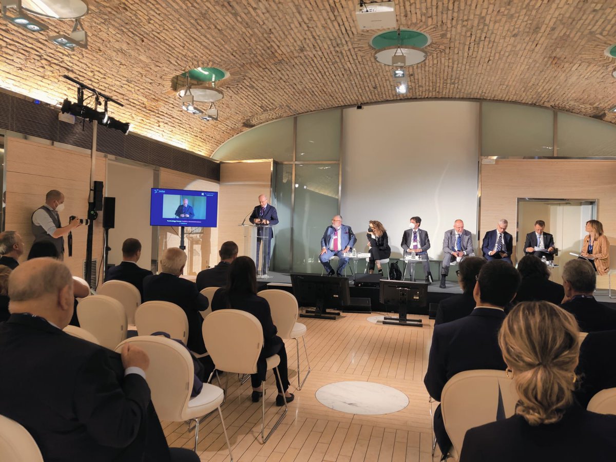 Ambrosetti_'s tweet image. #TechForum2022PA #TFW2022 Bernardo Giorgio Mattarella: &quot;la spesa delle risorse non è ben coordinata, le amministrazioni si avvalgono poco delle centrali di acquisto e delle strutture e forniture predisposte a livello centrale&quot; #PA