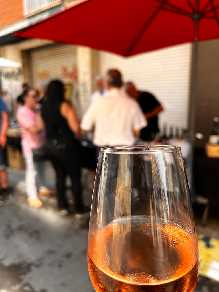 aribau1964's tweet photo. La Mostra de Vins i Caves del barri de Sant Josep de l'Hospitalet de Llobregat va ser tot un èxit!
Els assistents van poder tastar i descobrir més sobre els vins #Itant, vins autèntics i honestos, alhora que fàcils d'entendre i de beure. https://t.co/qgPNQsHJH3