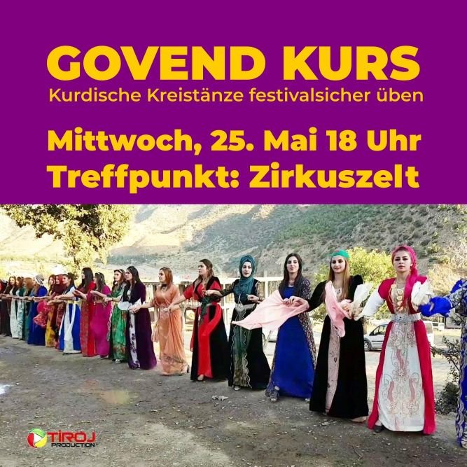 Bewerbende Grafik für den Govend Kurs. In den oberen ca 40% der Grafik stehen in Ockergelber Schrift auf Lila Hintergrund die Eckdaten: “GOVEND KURS 
Kurdische Kreistänze festivalsicher üben.
Mittwoch 25. Mai 18 Uhr

In den unteren etwa 60% des Bildes kontrastiert ein Foto. Hier sind etwa 20 trachtentragende Menschen in einer Reihe vor einer gebirgigen Landschaft sichtbar. Die Menschen wirken dynamisch-konzentriert. Sämtliche Menschen haben ein Erscheinungsbild welches mit dem gesellschaftlichen Verständnis von Feminität/Weiblichkeit d'accord geht.

Unten ist noch das Logo einer (vermutlich) Produktionsfirma eingeblendet.
