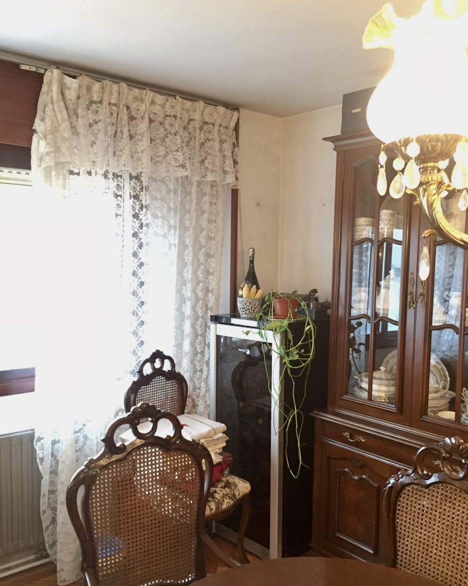 Antes de la reforma, la #cocina y el comedor eran dos estancias independientes. Tirando el tabique que las separaba conseguimos ganar amplitud y luminosidad, creando una práctica zona de trabajo con office muy cómoda para el día a día. ¿Qué te parece el cambio?
#cocinasSantos