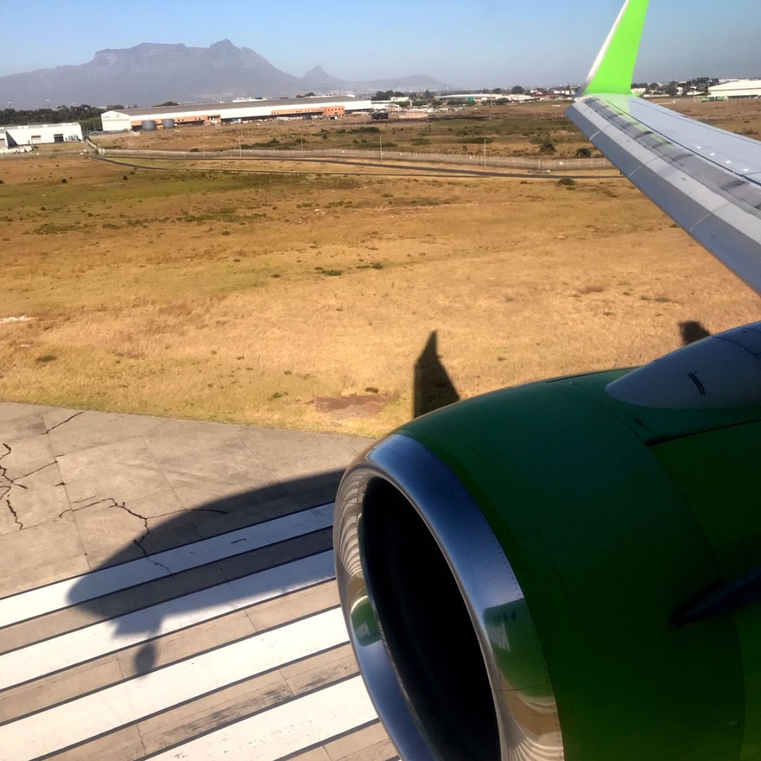No doubt that a few regular kulula.com passengers can pinpoint this view. IF you guessed it right, it's a recent snapshot from Cape Town, Runway 19. #CrewWithAView #GreenTeam