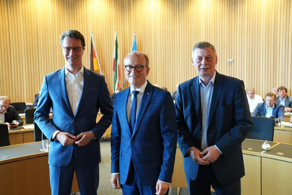 Die Abgeordneten der CDU-Landtagsfraktion haben heute einstimmig den bisherigen Landtagspräsidenten André Kuper erneut für dieses Amt nominiert.
@bodoloettgen: „Ein überparteilicher Kämpfer für die Belange des Parlaments.“ #ltnrw
Herzlichen Glückwunsch! 🎉
cdu-nrw-fraktion.de/artikel/ein-ue…