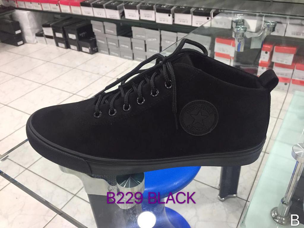 UApparell's tweet photo. Who doesn't like  a fresh pair  of  sneakers? Shop today at Urban Rush.
Available  at an offer offer of 1500/=
Call/app 0707390310 for orders/delivery
 #Safaricom#Sakaja https://t.co/7eizM00bsT