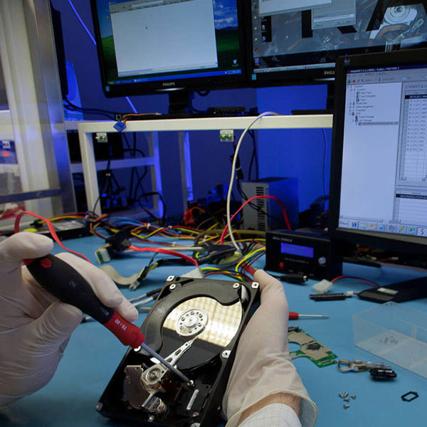 Chez Ontrack, nous utilisons un processus en 4 étapes : consultation, évaluation, récupération et retour des données. Tout au long, nous nous efforçons d'être transparent, d'éviter les frais cachés et de respecter le calendrier convenu. En savoir plus : bit.ly/3LH7Mtp.