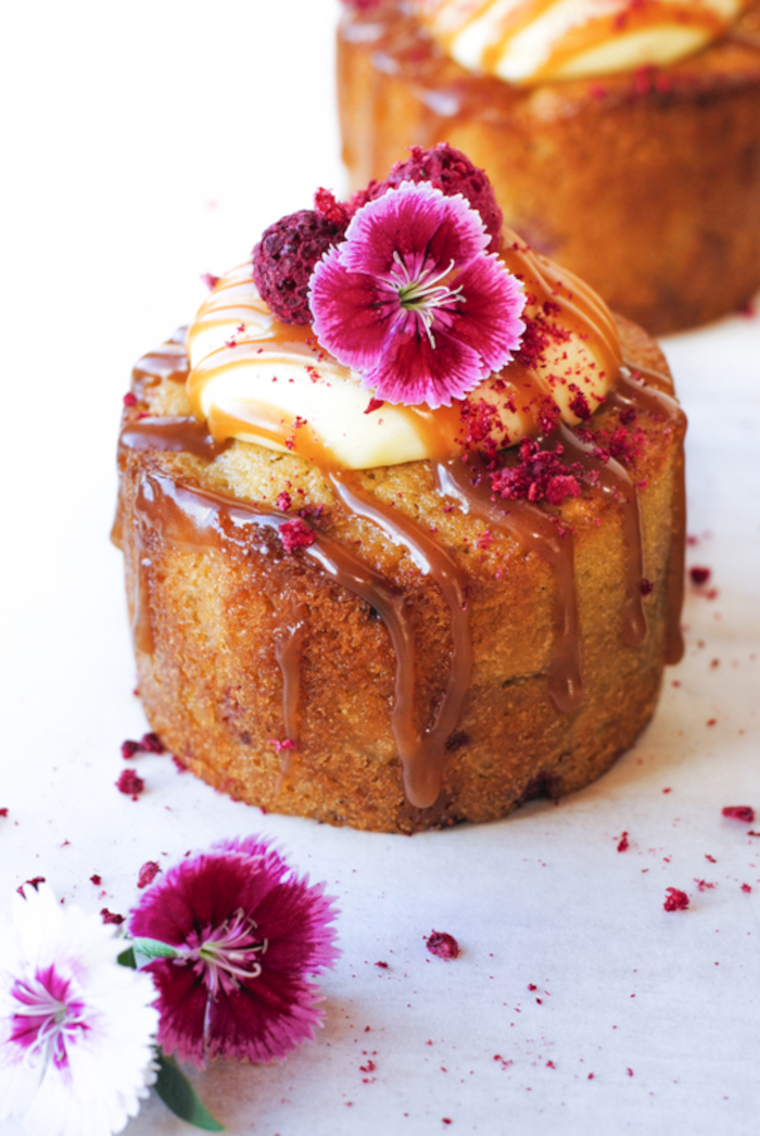 DreamyTechGirl's tweet image. RASPBERRY, WHITE CHOCOLATE &amp;amp; RHUBARB MINI CAKES! recipe @ thehungrycook.co.nz/baking-1/#/ras…