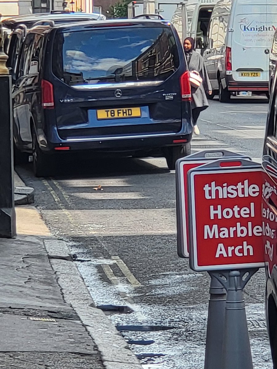 pdubbya2's tweet photo. @TfLTPH full street of illegal touts on bryanston street again. Nothing being done. https://t.co/mVLRRI0iKw