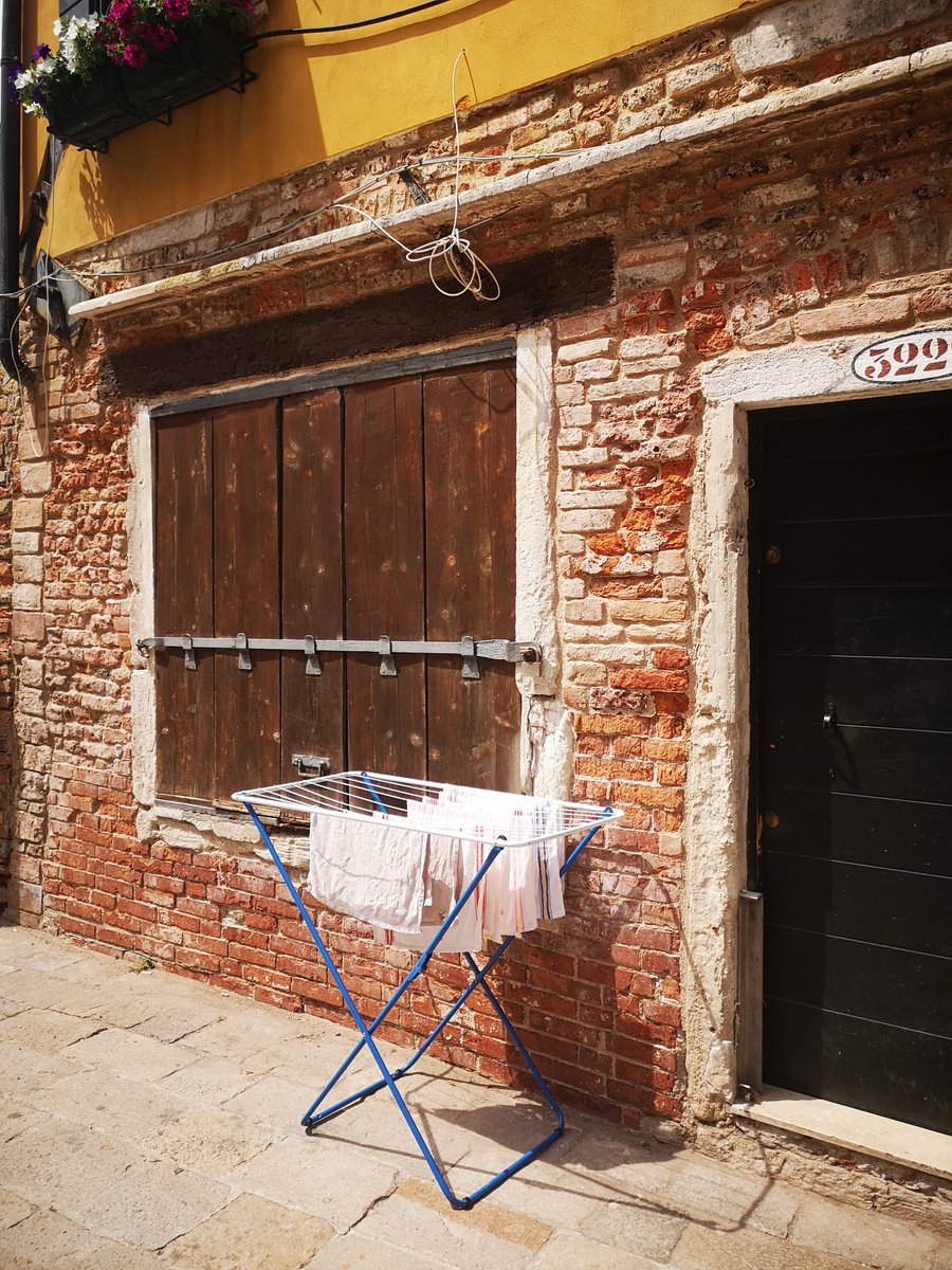 Laaudry day in #Venice!/ Giornata da bucato a #Venezia! #maisongiusyvenezia #guesthouse #italy #italyvacation #accomodation #hotelinvenice #veniceholiday #guesthouseinvenice #discovervenice #visitvenice #boutiquehotel #veneziagram #venezianascosta #veniceitaly