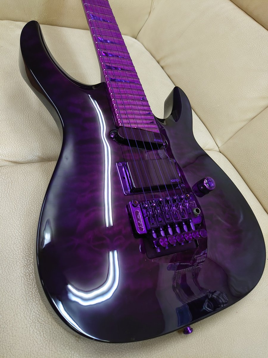 anubisakisan's tweet photo. 2度のお色直しはしていますが、まだ音楽の仕事をしていた1998年頃に製作頂いたので、既に25年近くの付き合いです。#purple #combatguitars #30fret #紫 #パープル #コンバットギターズ #オーダーメイドギター #カスタムギター #協和技研 #ZWORK #purpleguitar #hieroglyph #ヒエログリフ https://t.co/um1hKYCNjB