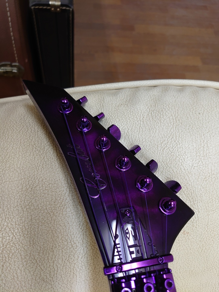 anubisakisan's tweet photo. 2度のお色直しはしていますが、まだ音楽の仕事をしていた1998年頃に製作頂いたので、既に25年近くの付き合いです。#purple #combatguitars #30fret #紫 #パープル #コンバットギターズ #オーダーメイドギター #カスタムギター #協和技研 #ZWORK #purpleguitar #hieroglyph #ヒエログリフ https://t.co/um1hKYCNjB