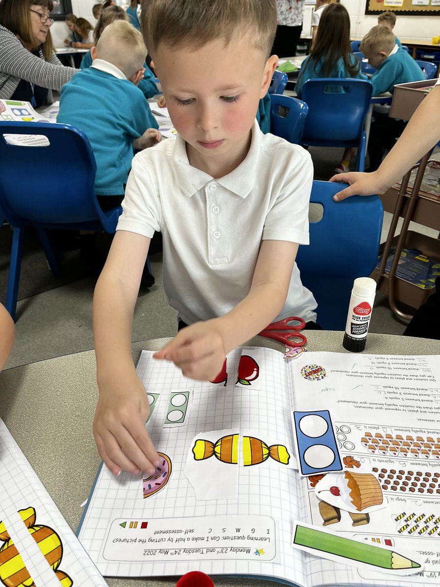 EPA_Year1's tweet image. Learning how to make a half! 💫 #fractions #learningmaths #year1