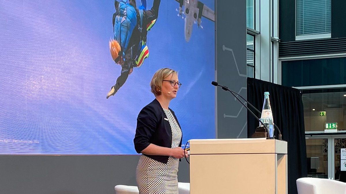 BWI_IT's tweet photo. „Für ein zukunftsfähiges IT-System der #Bundeswehr müssen wir die Beschaffungsprozesse auf Tempo bringen“, so BWI-CRO #KatrinHahn. „Joint challenge, joint forces“ – es gehe dabei auch um rechtliche Updates, zuverlässige #Lieferketten und den Dialog. #BWIIndustryDays https://t.co/JScBbrZhkJ