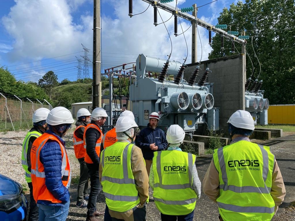 enedis_normand's tweet photo. 🎬 Clap de fin pour cette matinée de sensibilisation, auprès des élus des #communes de #CôteAlbâtre, avec la visite du poste source de #Barette afin de mieux comprendre la structuration du réseau de distribution d'#électricité⚡ https://t.co/L9RmMApsZ9