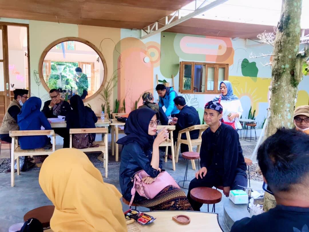 neng_GK's tweet photo. “Kantor bisa di mana saja, sebab kerja tak melulu di belakang meja." -Najwa Shihab https://t.co/NqFehkMcl9