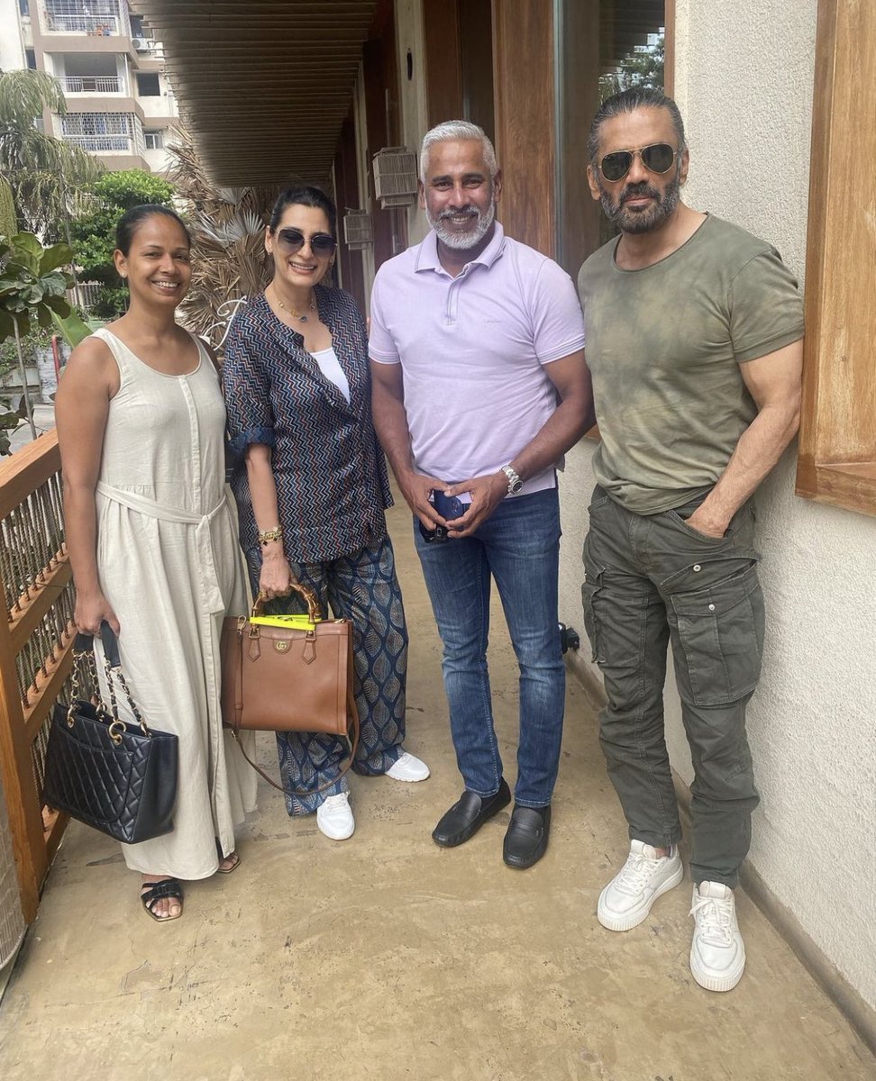 Sri Lanka cricket greats #MuttiahMuralitharan and #ChamindaVaas recently caught up with #Bollywood stars #BobbyDeol and #SunielShetty.