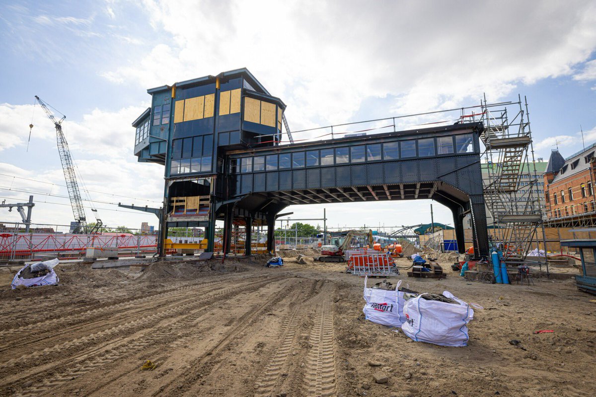 ProRail's tweet photo. Het monumentale seinhuis op station Groningen gaat morgen de lucht in! 🏗 Je kunt deze operatie volgen vanuit je luie stoel of bed. Lees hier hoe, wat en wanneer 👉 https://t.co/6DfMK305Hw https://t.co/kbRsEnpPKO
