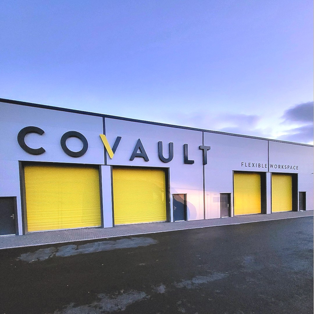 Our @CoVaultUK signage at #Polmadie is finally up and it's looking good 🖤💛 Opening in June, we have VERY limited studios remaining to reserve, so act fast and secure yours now at covaultworkspace.com/locations/polm… or on 0141 889 1000! #Glasgow #businessspace #workspace