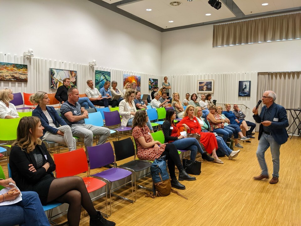 Lezenschrijven's tweet photo. Gisteren was in Zwolle de eerste kennisbijeenkomst voor gemeenteambtenaren die de regie hebben op het thema #laaggeletterdheid. Wil jij ook kennis uitwisselen en van elkaar leren? Meld je aan voor de bijeenkomst in Dordrecht, Amsterdam of Eindhoven: https://t.co/Sc6lk9hhVd https://t.co/cadZbNN5bT