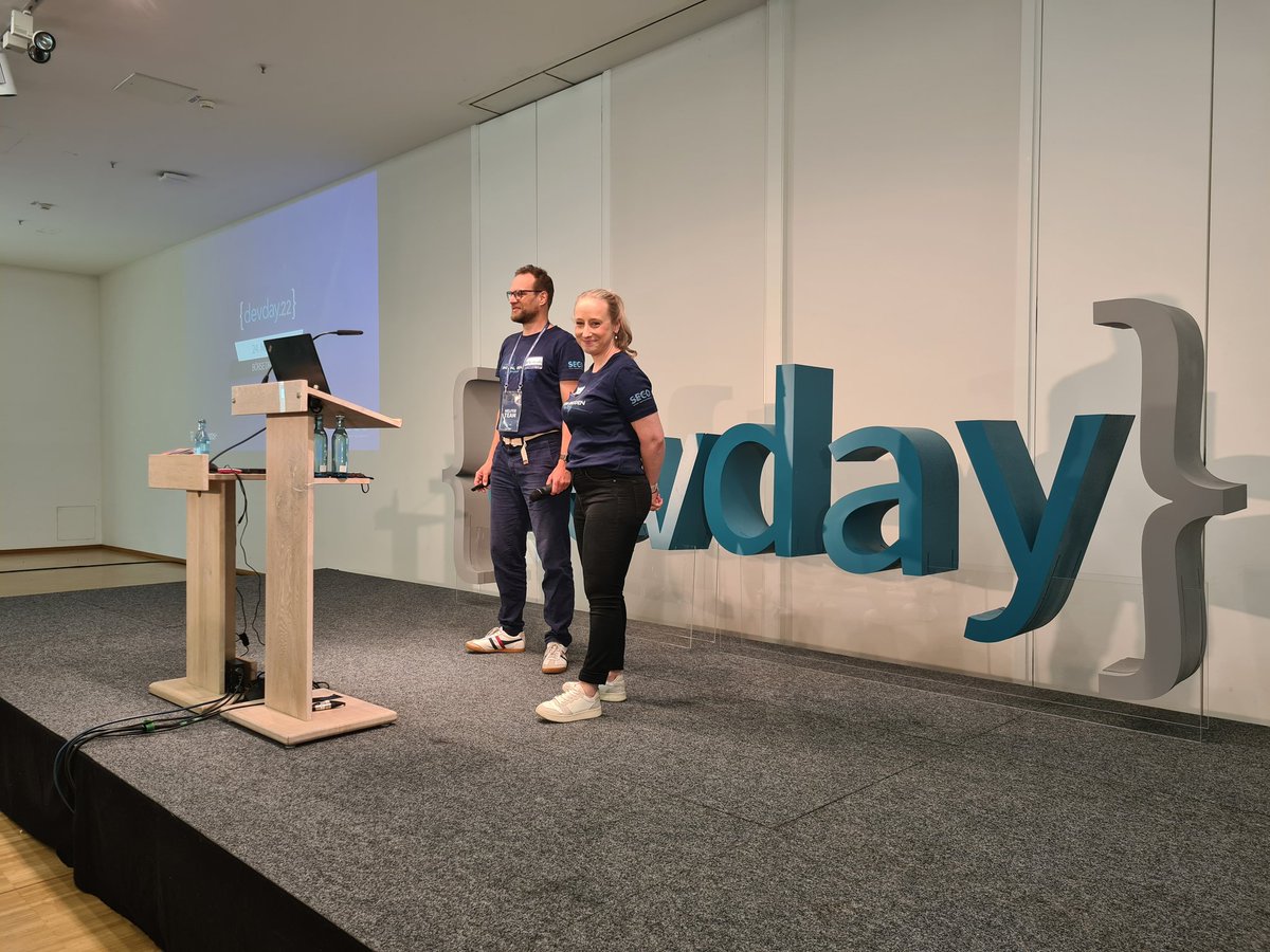 Gleich geht's los, endlich wieder live #devdaydd nach zwei Jahren online 👍🏻 Der Raum füllt sich und wir sind voller Vorfreude!
