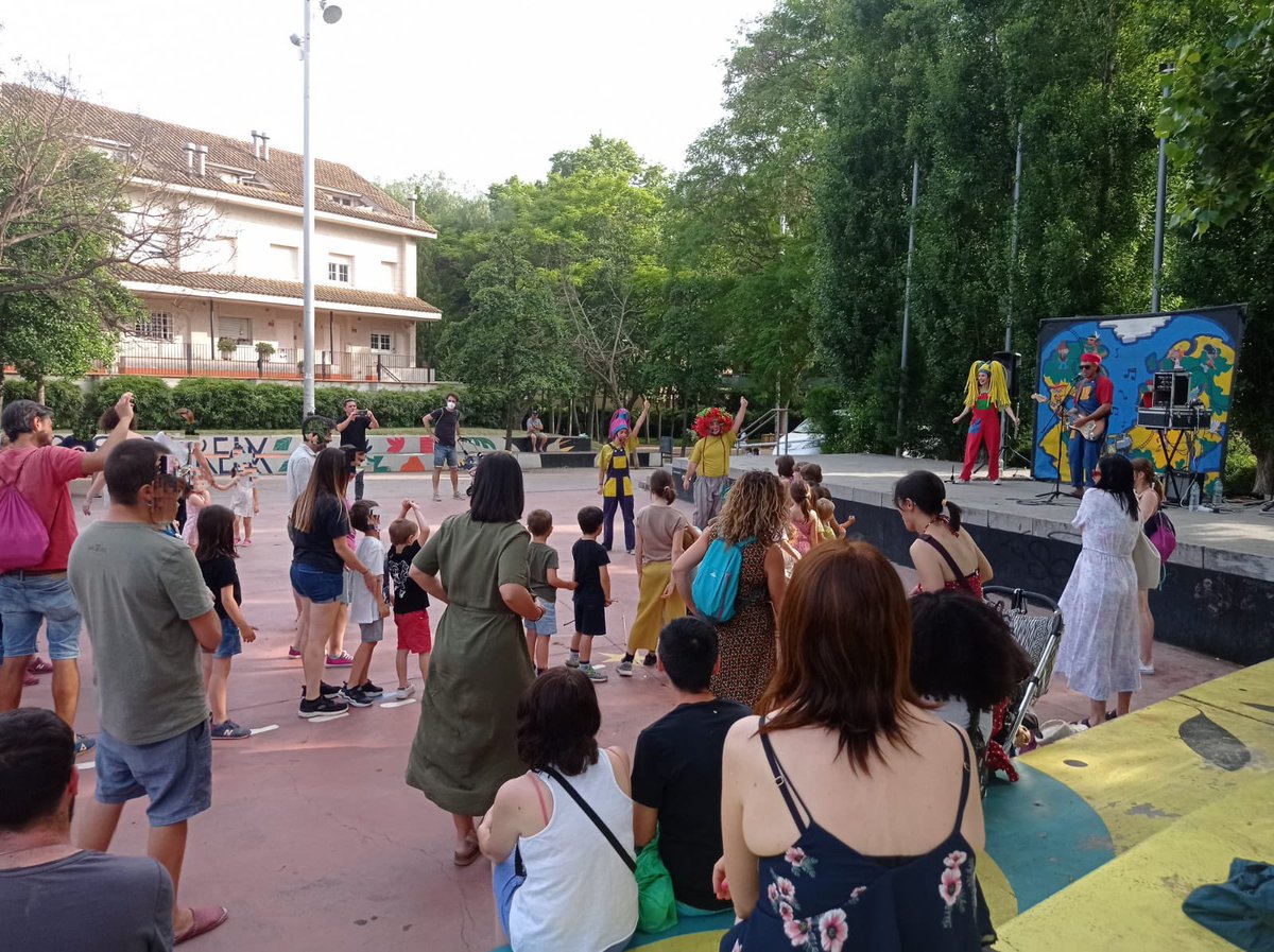 EndavantStJust's tweet photo. Diumenge, al Parc Joan Maragall, actuava la companyia Alea Teatre amb l’espectacle #DeViatge. Proposta impulsada des d’@EndavantStJust amb l’objectiu de consolidar una oferta cultural per els infants i famílies de #SantJust🔔 .
#cultura
#MilloremSantJust
#QualitatSantJust💛💙 https://t.co/CVl24JrCiT