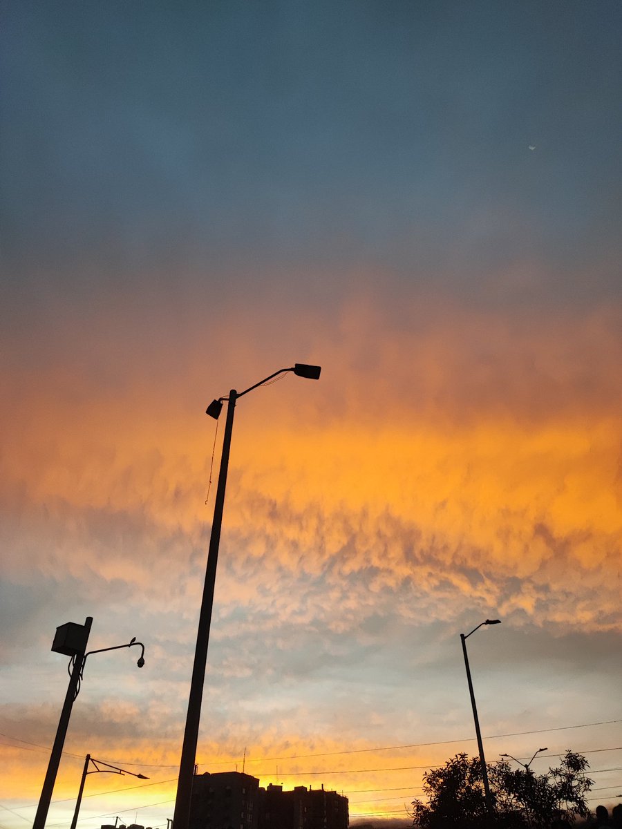 ___Eudaimonia's tweet photo. Me regala el universo este cielo al salir de casa☀️ https://t.co/7KuftVuquf