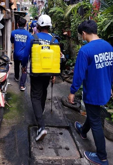VicoSotto's tweet photo. Araw-araw may Oplan Kaayusan. (Declogging, 🕳️ cover repair,  🌳-trimming, 🍝 wire removal, 🖌️, 🪨 hauling...)

Pero may bago kanina-- kasama namin ang ANTI-DENGUE TASK FORCE.

May 3 teams ang ating anti-dengue t.f. at iniikot din nila ang buong Pasig. Lalo na sa high risk areas https://t.co/SwikZjcW0c