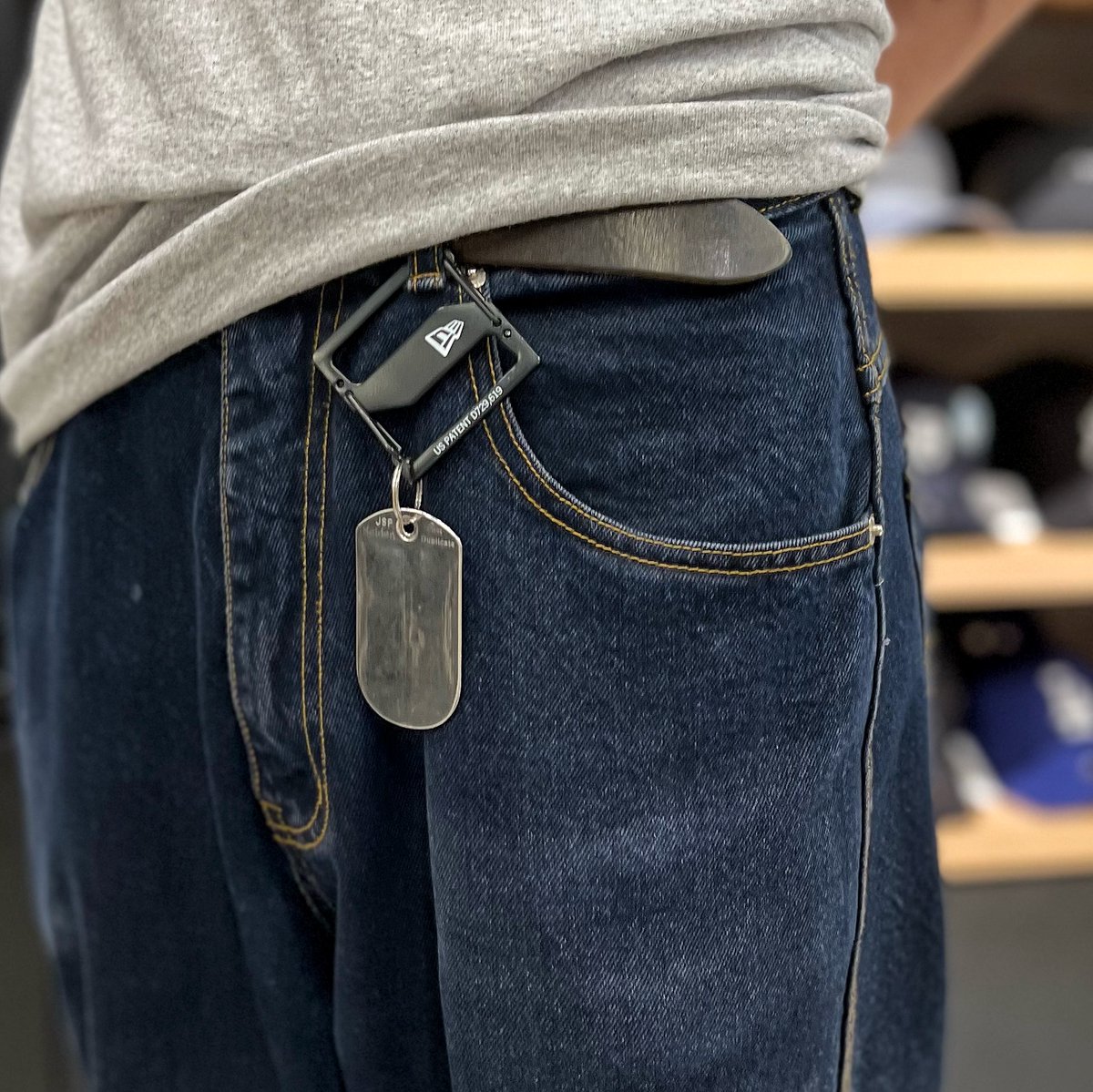 キャップクリップ──バッグの外にキャップを取り付けられたり