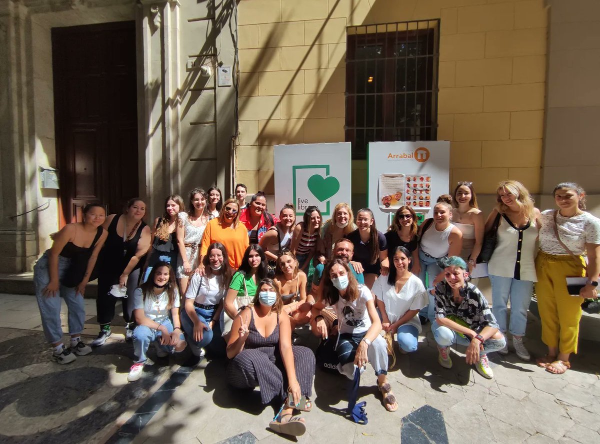 ArrabalAID's tweet image. #LiveLibrary desde el centro #InnosocialMálagaODS @ArrabalAID con estudiantes de #integraciónsocial del #IESBENGABIROL. Libros humanos pertenecientes a diferentes colectivos vulnerables, comparten experiencias y conocimientos con jóvenes en charlas en pequeños grupos.