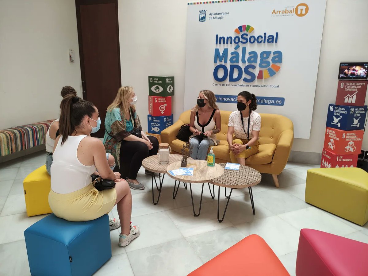 ArrabalAID's tweet image. #LiveLibrary desde el centro #InnosocialMálagaODS @ArrabalAID con estudiantes de #integraciónsocial del #IESBENGABIROL. Libros humanos pertenecientes a diferentes colectivos vulnerables, comparten experiencias y conocimientos con jóvenes en charlas en pequeños grupos.
