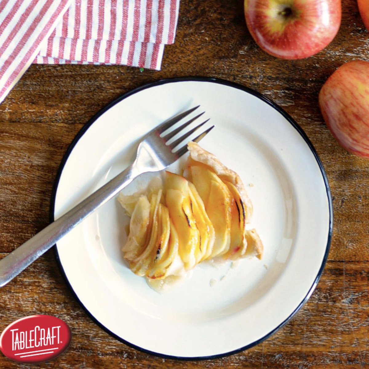Tabletopjournal's tweet image. @tablecraft_fs&apos;s warm white Enamelware Collection plate (80019) is just as classic as apple pie! 🍎
#TabletopMatters
#EnamelwareCollection #ApplePie