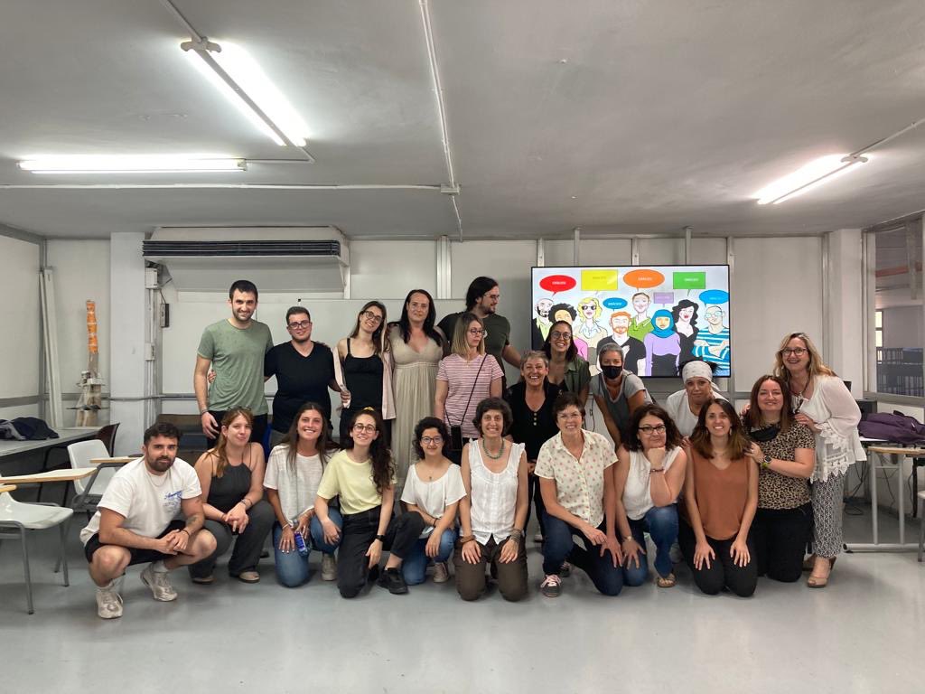 lgbti_cat's tweet photo. Fem #formació sobre #diversitat sexual i identitat de gènere a @Solidanca, entitat que ha contractat a dues persones trans* a través del programa de formació i ocupació que impulsem amb @ocupaciocat.

Afavorim la inserció laboral de les persones trans* amb l'#OrgullBenAlt 🌈 https://t.co/ssvmrZGQhS