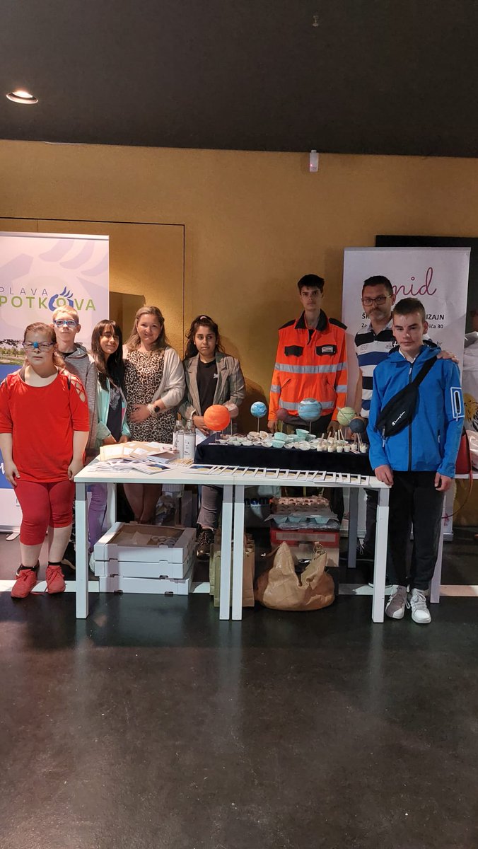 Projekt  Kultura turizma je završen!

Drago nam je da smo turističku ponudu Zagreba obogatili još jednom idejom "Slatkom kuharicom Sunčevog sustava". Recepte je osmislio nastavnik Hrvoje Knežević, a kolačiće su izradili učenici u Praktikumu za ugostiteljstvo.