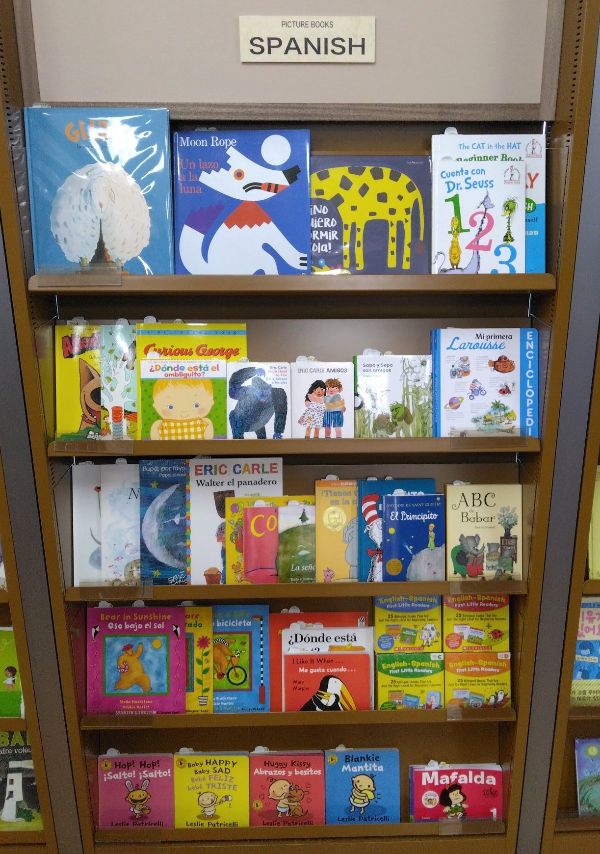 Maruzen ジュンク堂書店 梅田店 洋書 茶屋町 洋書 米国で流通しているスペイン語 版の絵本をすこし置いています 幾つかは日本で暮らすスペイン語をつかう子供達の為に 又 スペイン語学習の足がかりに 印刷部数は少量のようで 海外ストックが品切れ