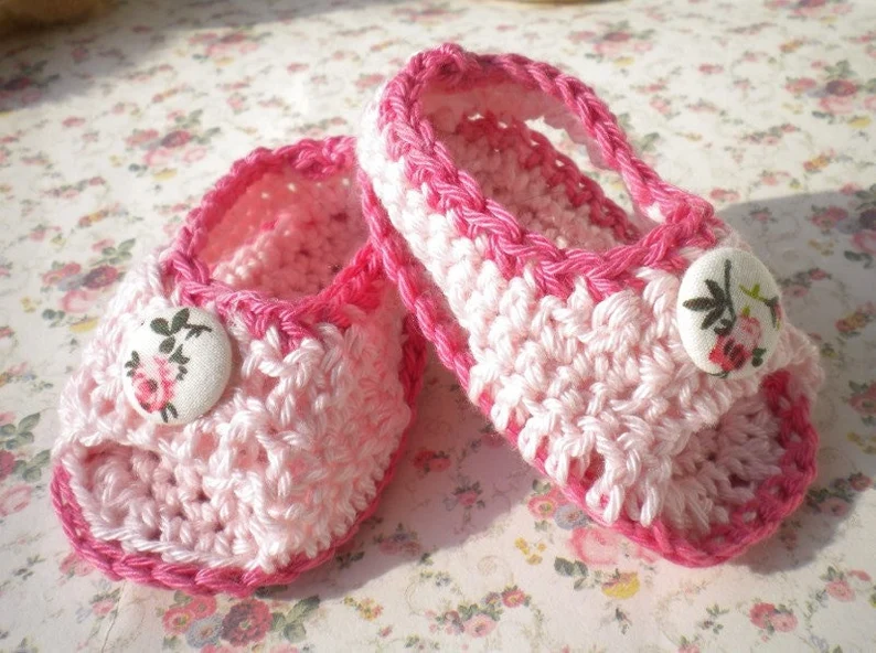 PamelaBaker67's tweet photo. https://t.co/sLTsbeqOOo @MagdaleneKnits #CrochetedPinkSandals #NewbornBabyGirl #RoseButtons #CCTag https://t.co/mBebprD3V3