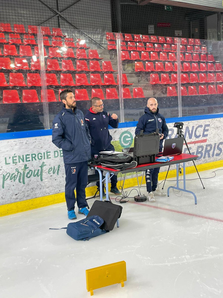 Skating ⛸ evaluation this morning for 🐺🔥 <a href="/bruleursdeloups/">Brûleurs De Loups</a>  players. Thanks to <a href="/FCGrugby/">FC Grenoble Rugby #AllezFCG</a> for the expertise &amp; help. Happy to share our knowledge here in <a href="/VilledeGrenoble/">Ville de Grenoble</a>. 🙏 also to <a href="/BrocherieF/">Franck Brocherie 🏒🏉👟↔️🏔️☀️↔️💪🩸🫀</a> for the advise on the method