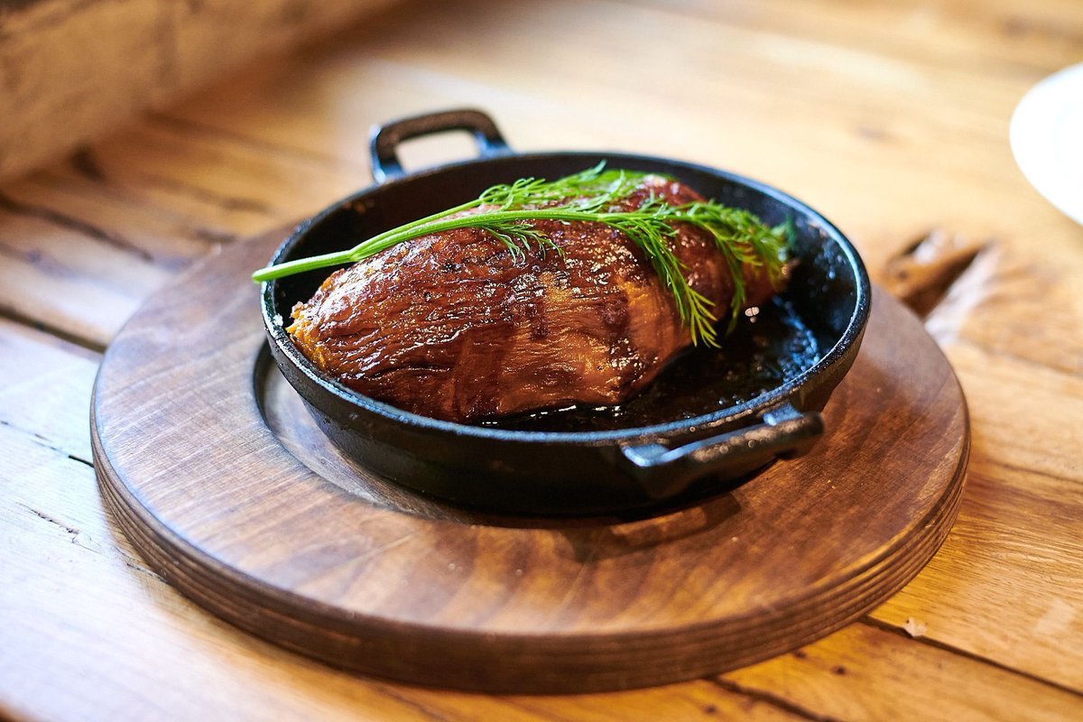 piantao_es's tweet photo. #piantaolegazpi Nuestra Batata al rescoldo es un acompañamiento perfecto para cualquier carne.
Se caracteriza por su textura carnosa y el sabor ligeramente dulce, glaseada con caña de azúcar y fondo de carne.
#batata #rescoldo #entrante #entrantes #maestroparrillero https://t.co/6Bm6HhuSc1