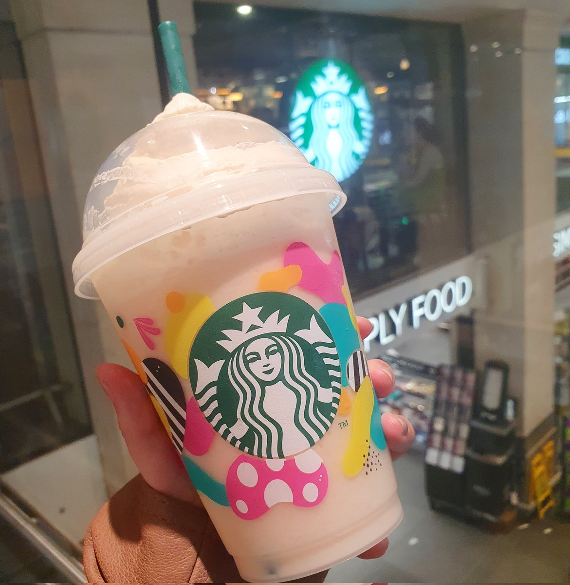 glutenfreepicks's tweet photo. ♡ In April I tried the limited edition 'Forget Me Not' Frappuccino from @StarbucksUK which comes in a reusable keep cup 😊💕
♡ It's vanilla &amp; orange which I enjoyed. I think it may be nicer with a tropical flavour too as the vanilla is slightly overpowering 😊 
#starbucksuk https://t.co/E3QtJGLJj0